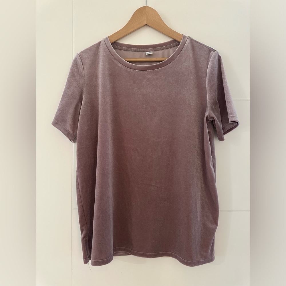 Old Navy Velvet Crew Neck, EUC, size medium.
